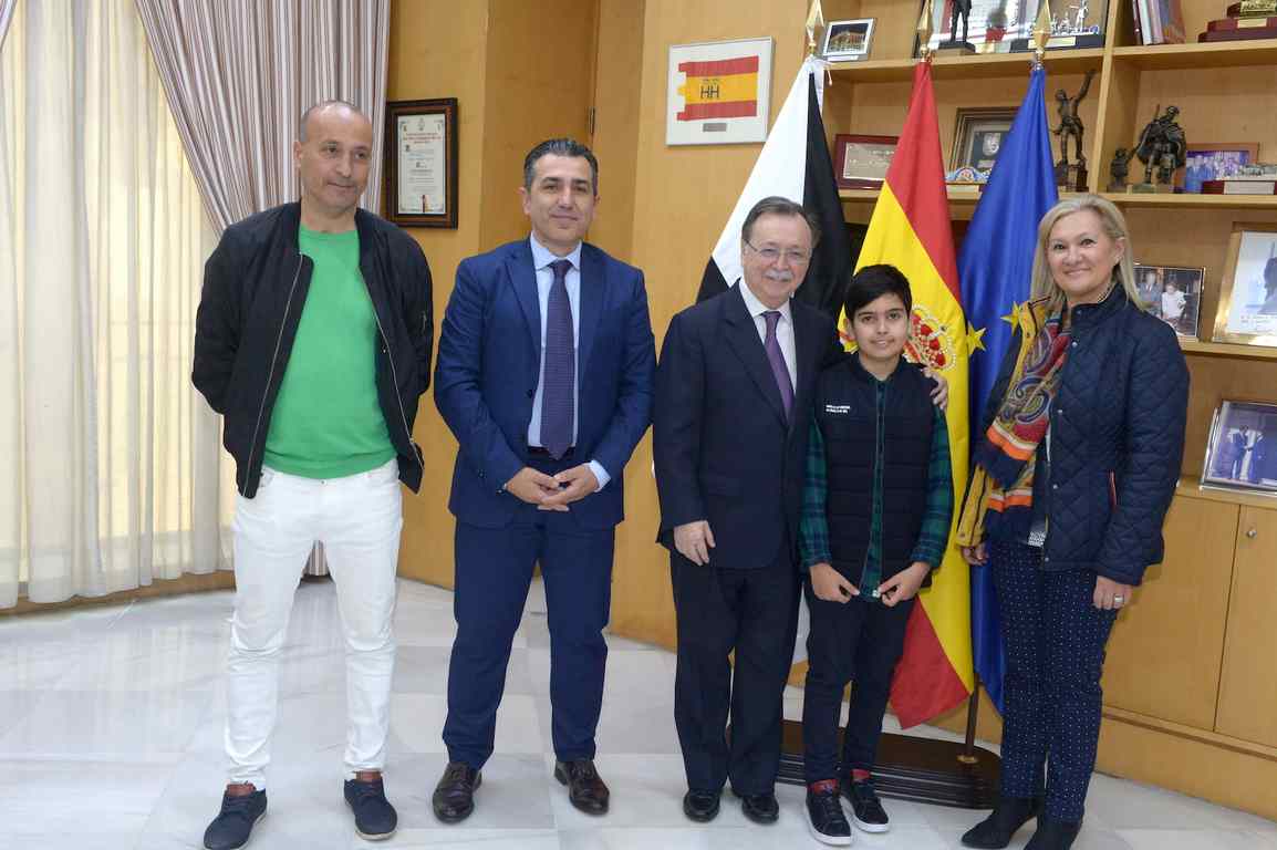 Vivas recibe al ceutí, Yassin Sbihi Mohamed, quien próximamente será recibido por el Rey Felipe VI