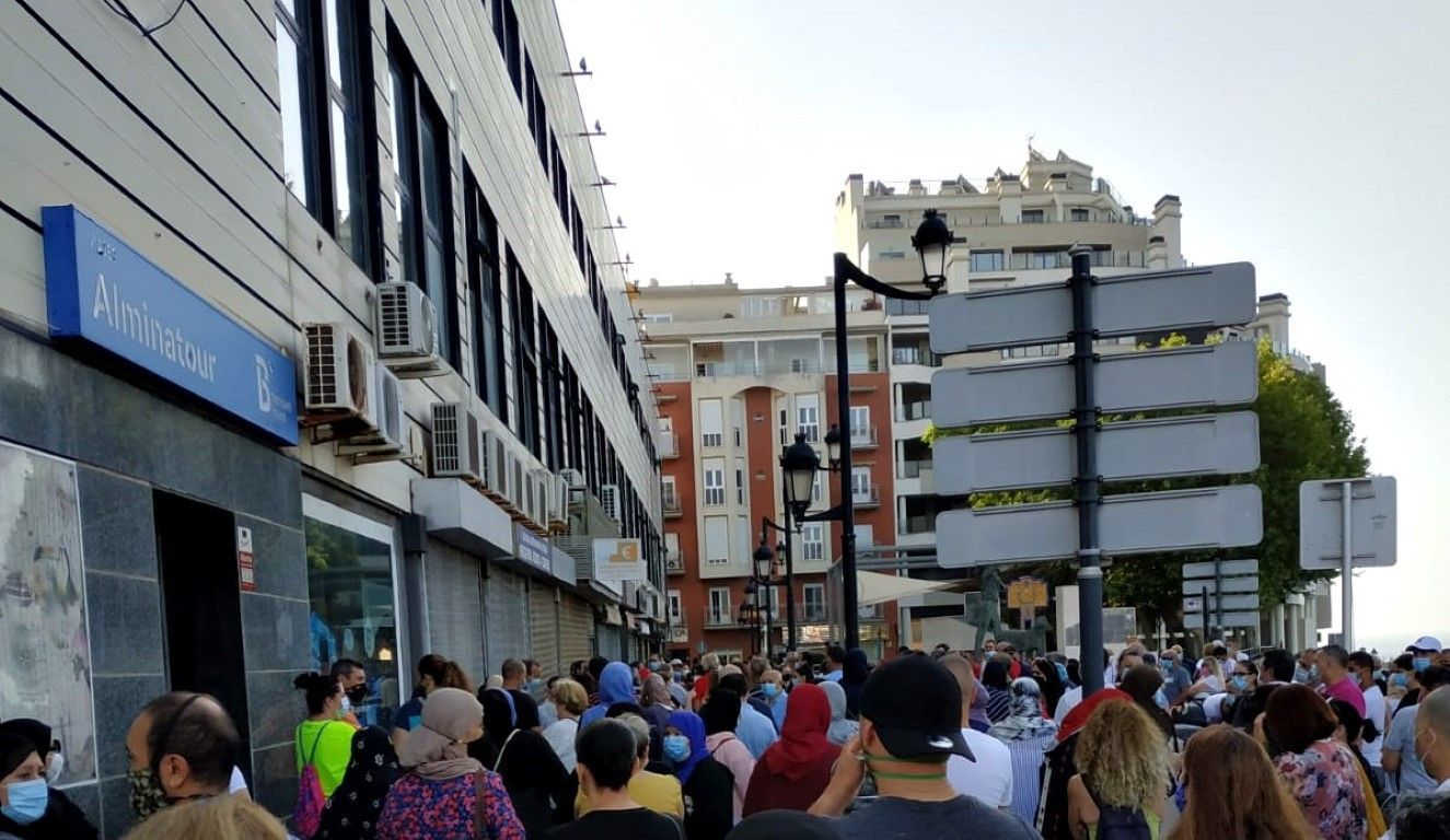 Decenas de personas colapsan las oficinas del registro del Ceuta Center