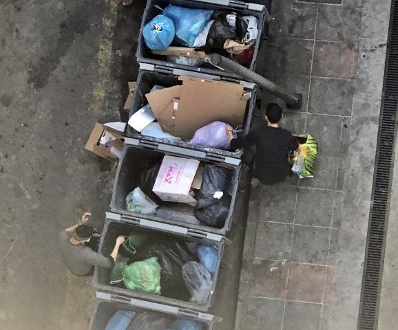 Fotografían a transfronterizos buscando entre la basura