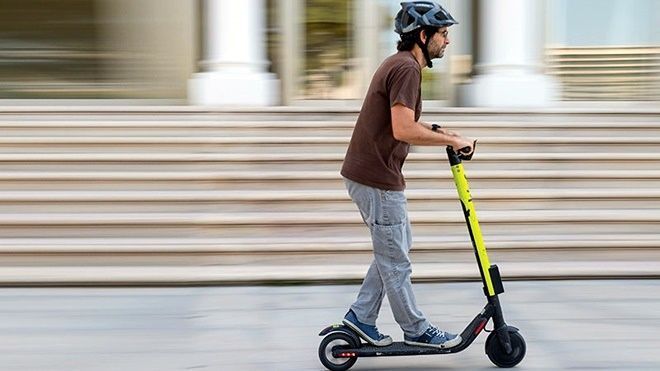 OCU alerta de la escasa cobertura que ofrece el seguro del hogar a ciclistas y usuarios de patinetes. Foto cedida