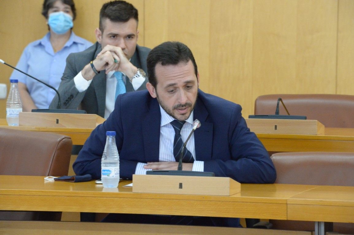 Sergio Redondo (Vox) llama “don nadie” a Carlos Rontomé (PP) en Twitter
