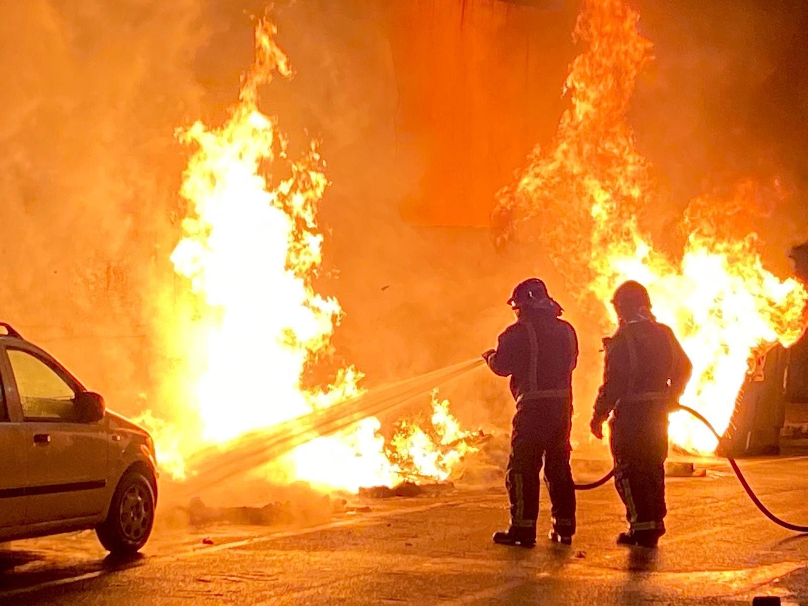 Piden la colaboración anónima de los ciudadanos para combatir los incendios de vehículos y contenedores