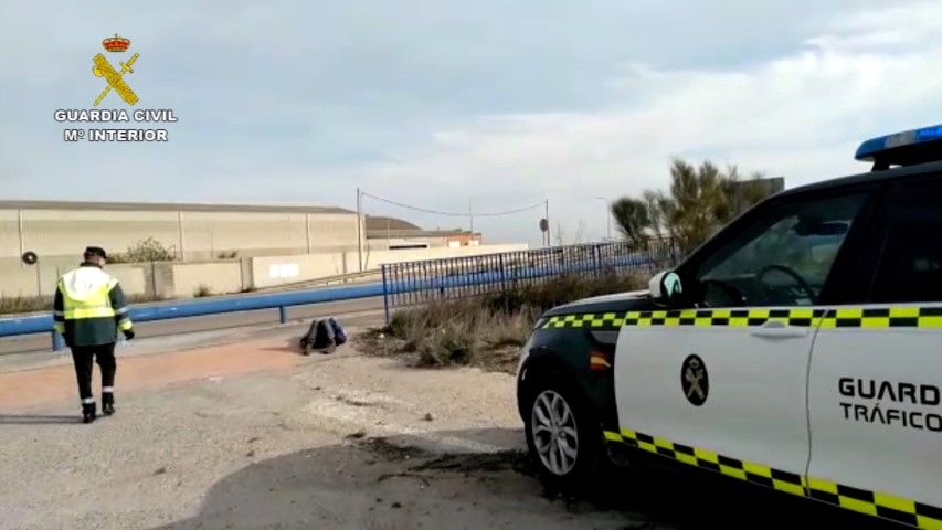 Tumbado en una carretera y con síntomas de coronavirus
