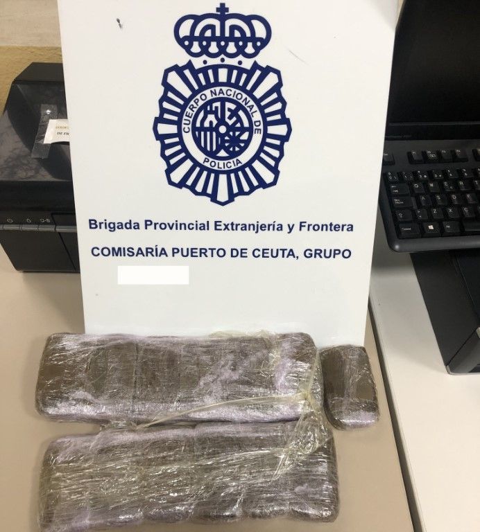 Detienen a una mujer en el puerto con 23 placas de hachís adosadas a su cuerpo