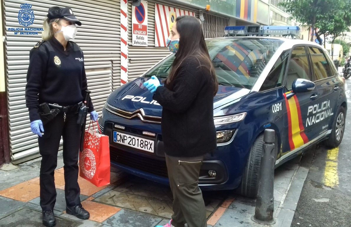 La Policía Nacional recibe 112 mascarillas artesanales
