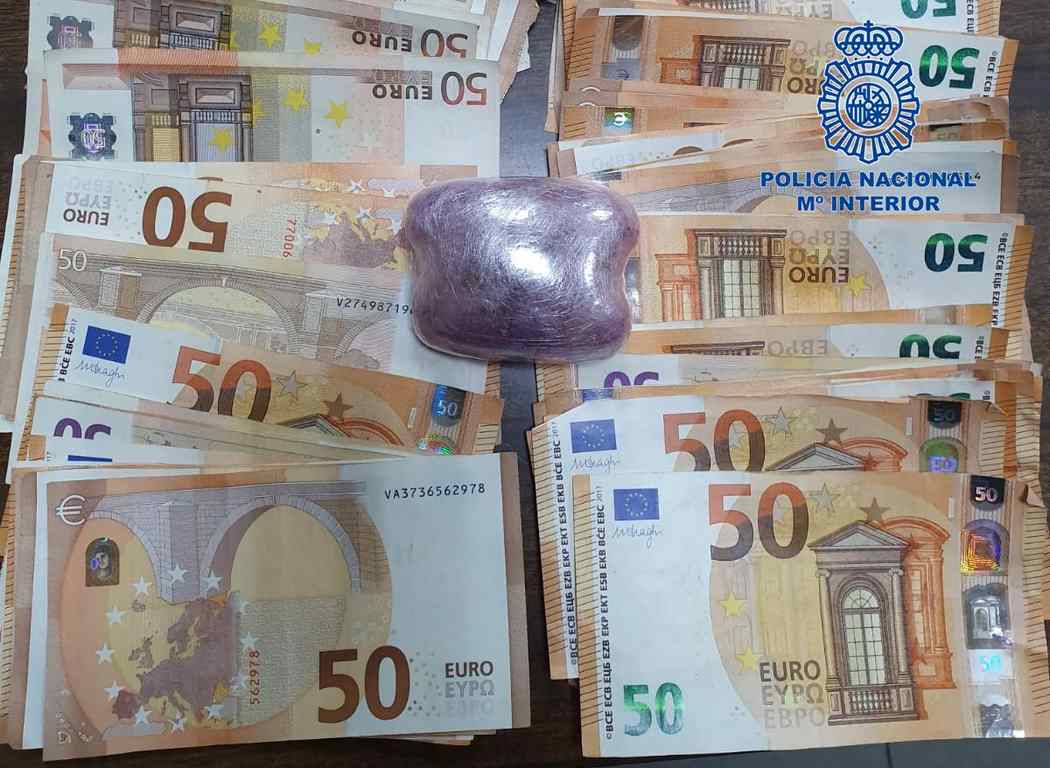Cuatro detenidos en el puerto con droga adosada y 6.000 euros