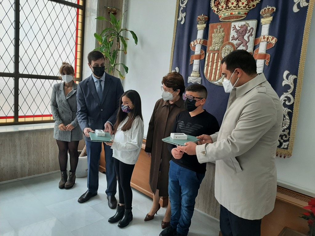 Endesa hace entrega en Ceuta de 345 ordenadores a alumnos para hacer frente a la brecha digital