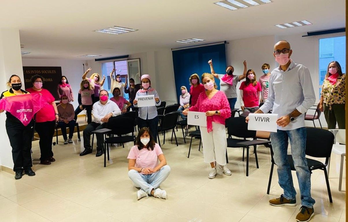 El personal de Servicios Sociales se solidariza con el Día del Cáncer de Mama