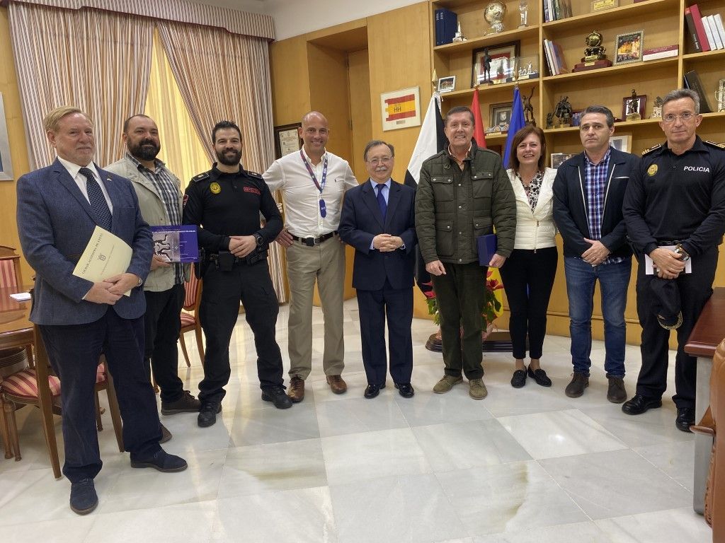 Vivas recibe a los participantes en una actividad formativa de la asociación San Urbano