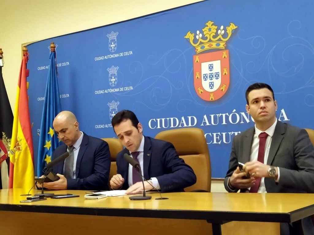 VOX Ceuta, en consonancia, con  el posicionamiento del partido a nivel nacional en contra del actual decreto de Estado de Alarma, se ha opuesto, una vez más, “a las medidas restrictivas” que se han planteado para Ceuta en la Junta de Portavoces celebrada este viernes. “Nos parece totalmente contraproducente el cierre de los sectores denominados como ‘no esenciales’ a las 18.00 horas”, ha advertido el presidente de VOX Ceuta, Juan Sergio Redondo. “Se trata de una medida que entendemos que, bajo ningún concepto, va a beneficiar al control sanitario y que sólo va a perjudicar a un sector empresarial y productivo que ya de por si estaba en crisis antes de la pandemia y que está siendo especialmente castigado con todas las medidas restrictivas que se vienen implementando desde el primer decreto de Emergencia”, ha afirmado.   Frente a las nuevas restricciones planteadas, VOX sigue apostando por un mayor control en el cumplimiento de las medidas preventivas, un mayor despliegue de medios sanitarios en la ciudad, la realización de un mayor número de pruebas diagnósticas para la detección del virus y, por supuesto, “de mayores medidas coercitivas para quienes irresponsablemente incumplen con las medidas de prevención y de aislamiento en caso de contagio” y así lo subraya Redondo.   Para VOX se trata de una decisión “precipitada” querer cerrar la actividad ‘no esencial’ a las 18.00 horas porque, a pesar de contar con diferentes toques de queda y medidas restrictivas, “aún no se puede hacer una valoración real de cómo las mismas están afectando al descenso de los contagios y al control de la pandemia”. “Intentar aplicar medidas como las que se están dando en Andalucía, sin tener en cuenta que la situación económica de Ceuta es totalmente distinta, y para nada equiparable, va a ocasionar un mayor perjuicio a nuestro tejido económico que beneficio en el ámbito sanitario”, alerta Redondo.   “Es totalmente contradictorio que desde ciertos grupos políticos de la ciudad, como el caso del socialista, se exijan medidas cada vez más restrictivas y por ende perjudiciales para nuestra economía, cuando el Gobierno central, al que se supone que están adscritos políticamente, hace exactamente todo lo contrario negando incluso la petición de confinamiento que se ha hecho desde la Ciudad Autónoma”, afirma el líder de VOX Ceuta. Para Redondo, es “algo totalmente surrealista”, que “demuestra las incoherencias en la gestión de esta terrible pandemia de un gobierno socialcomunista que ya es considerado a nivel internacional como el que peor está gestionando esta crisis y que además es de quien depende la competencia sanitaria de Ceuta”. 