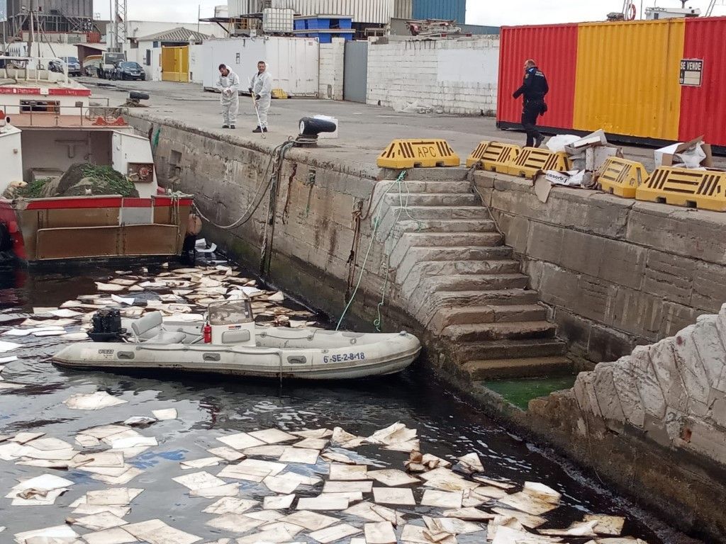 Importante vertido de fuel oil en el interior del Muelle Alfau durante unas maniobras de suministro
