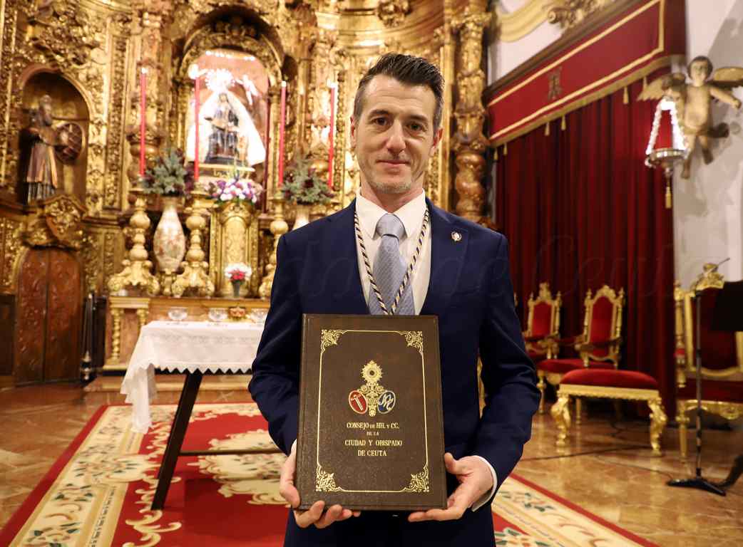 César Luis Gómez-Hörh Román, recibe las Guardas como pregonero de la Semana Santa