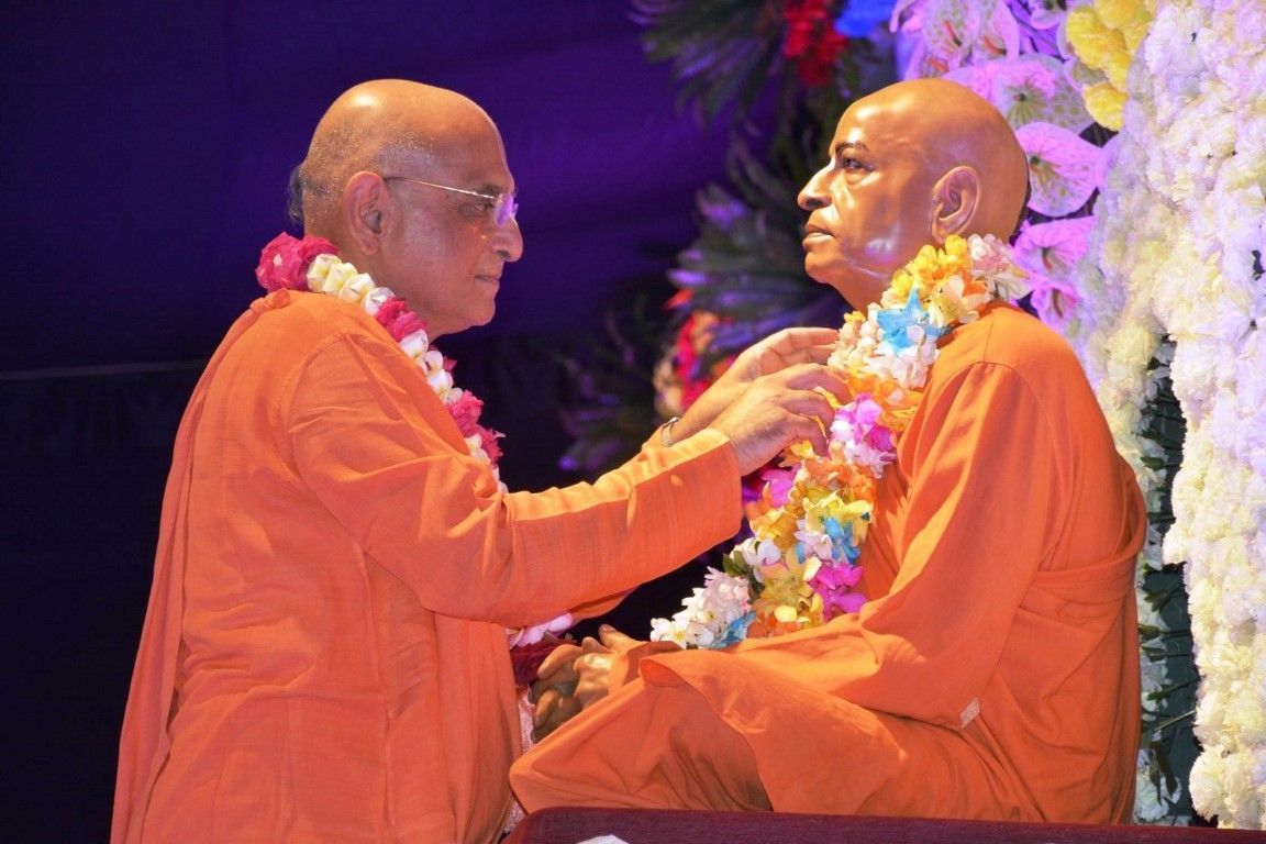 Bhakti Charu Swami pone una guirnalda en la murti (imagen) de su maestro Swami Prabhupada.