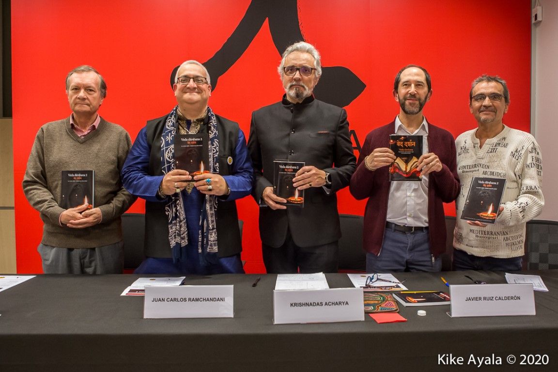 Los autores junto al Embajador de la India en España.