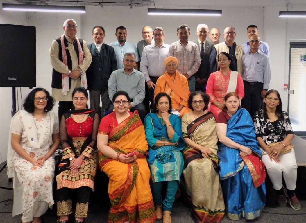 Ramchandani con miembros del Hindú Forum of Europe reunidos en Londres para la asamblea anual.