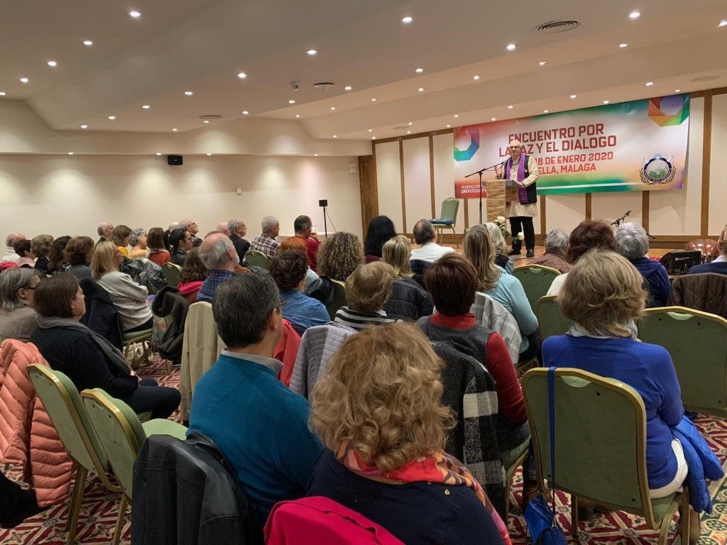Un centenar de personas llenó la sala