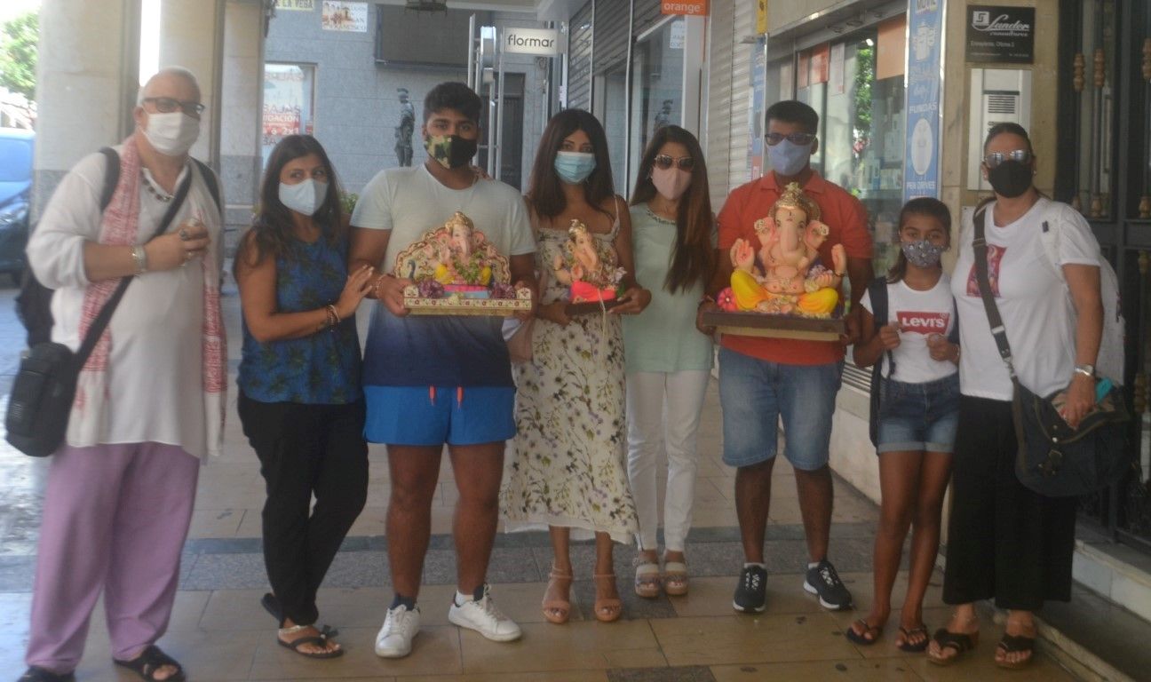 Amigos y familiares  vinieron a  despedirse de Shri  Ganesha