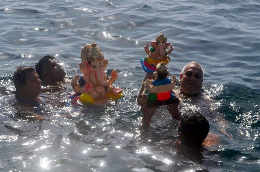 Visarjan  inmersión  y  disolución  de  las  imágenes  en  las  aguas 
