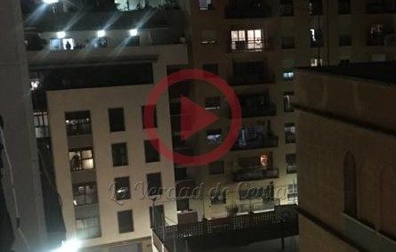 Ceuta sale a ventanas y balcones para aplaudir y reconocer el trabajo de los sanitarios