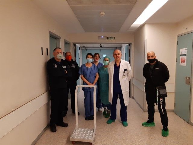 El Parque Móvil dona dos carros para la UCI del hospital