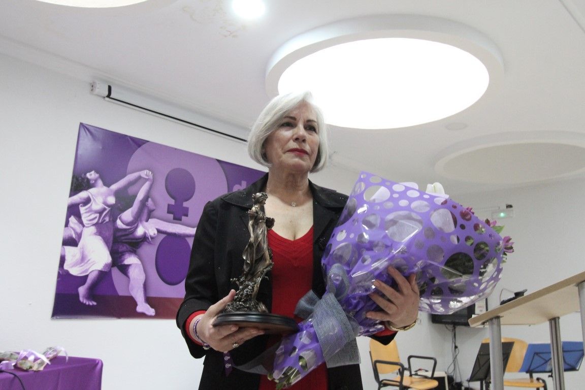 Concha Castro recibe el reconocimiento Maite Alascio por su gran labor en la ayuda a domicilio