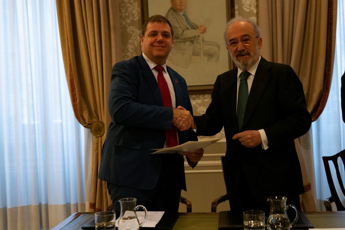 La Fundación pro-RAE y Correos firman un convenio de colaboración para fomentar el buen uso del español