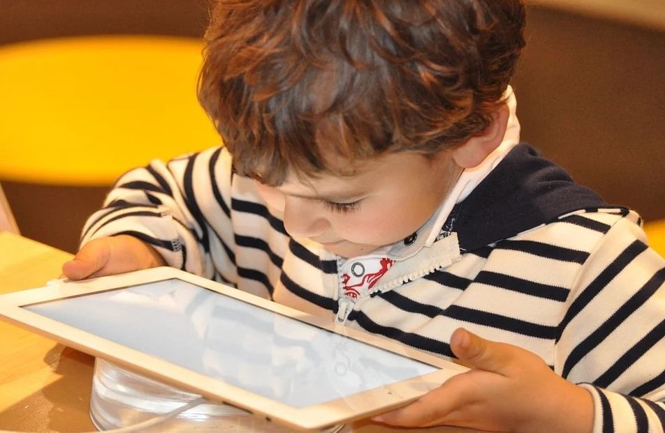 La Asociación Española de Consumidores pide proteger a los menores en los entornos digitales hasta los 16 años