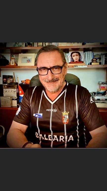 El periodista Carlos Herrera realiza su programa con la camiseta de la AD Ceuta