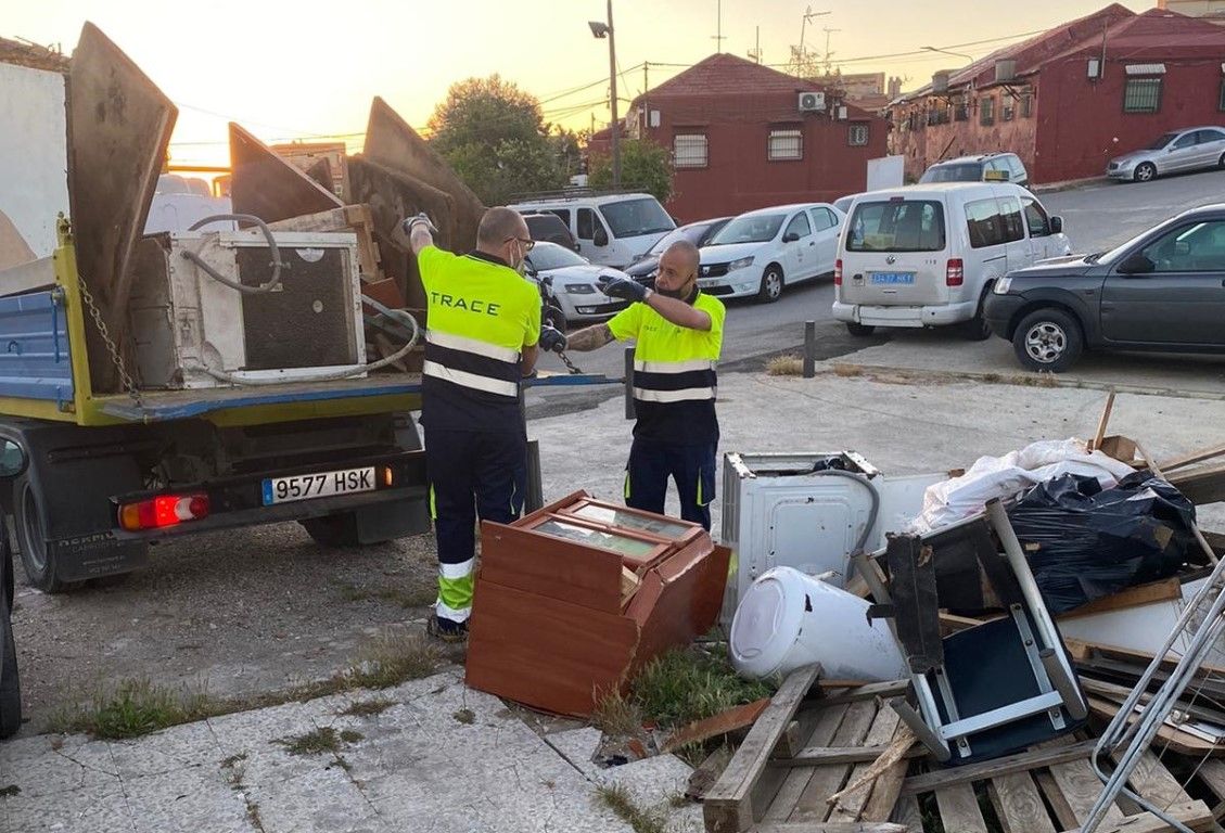 Los operarios de TRACE desbordados ante la cantidad ingente de enseres y chatarras arrojados en la vía pública