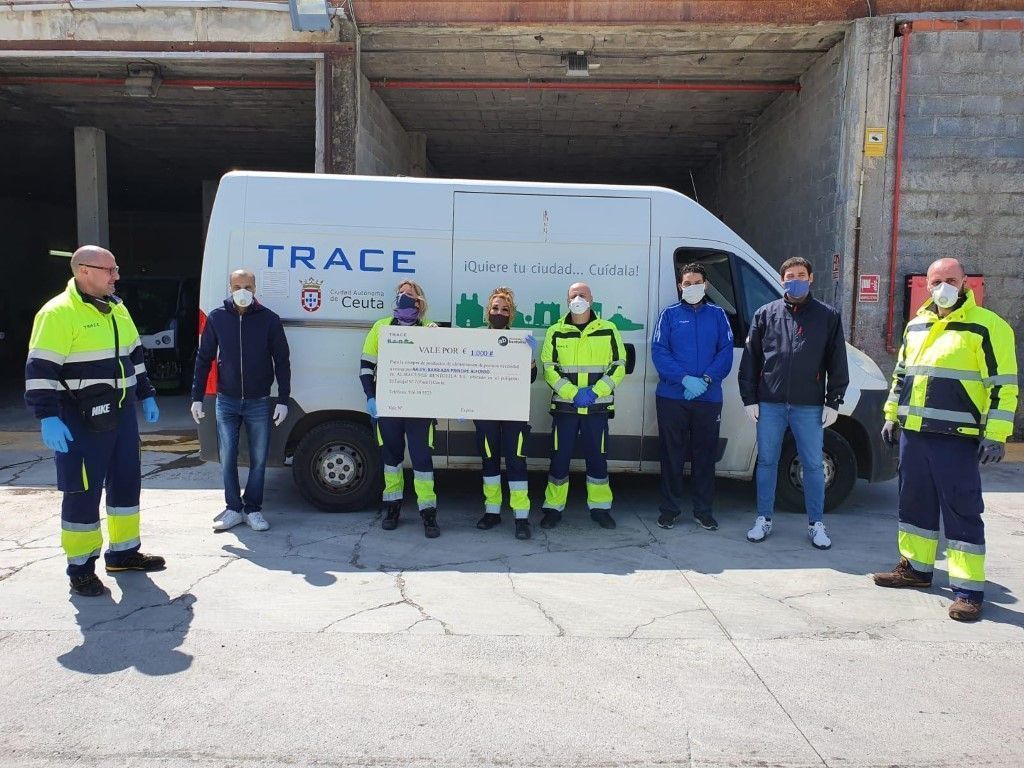 La plantilla de Trace entrega su vale semanal de ayuda a la AAVV Príncipe Alfonso