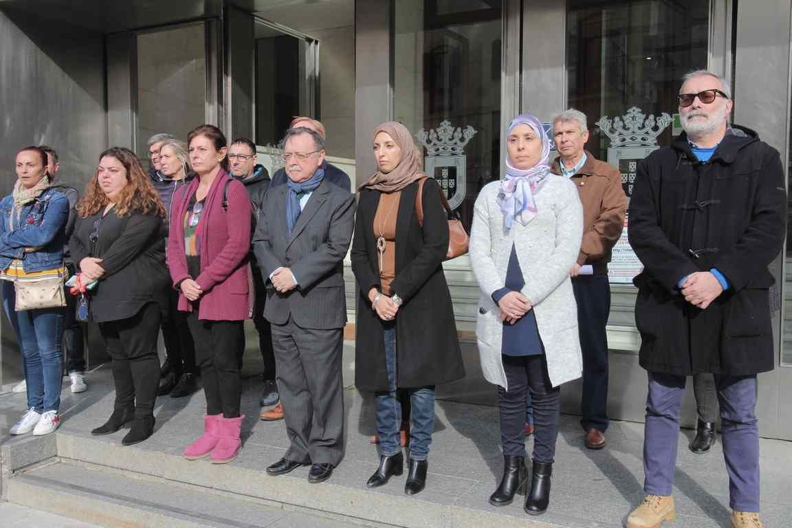 Minuto de silencio a las puertas de la Ciudad y Delegación como repulsa por una nueva víctima de violencia de género