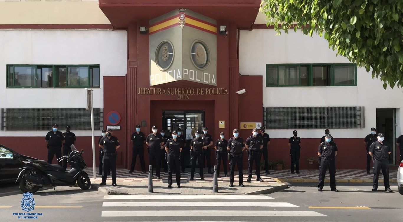 Delegación y Policía Nacional guardan un minuto de silencio por el fallecimiento por Covid de su compañero