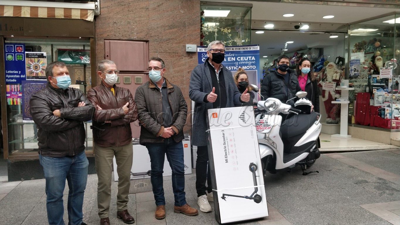 Ceuta Ciudad de Compras entrega los patinetes eléctricos a los ganadores del sorteo