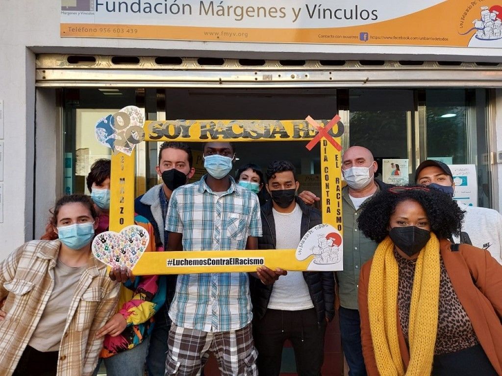 Márgenes y Vínculos reparte botes de gel en Ceuta para librarse del virus de la intolerancia