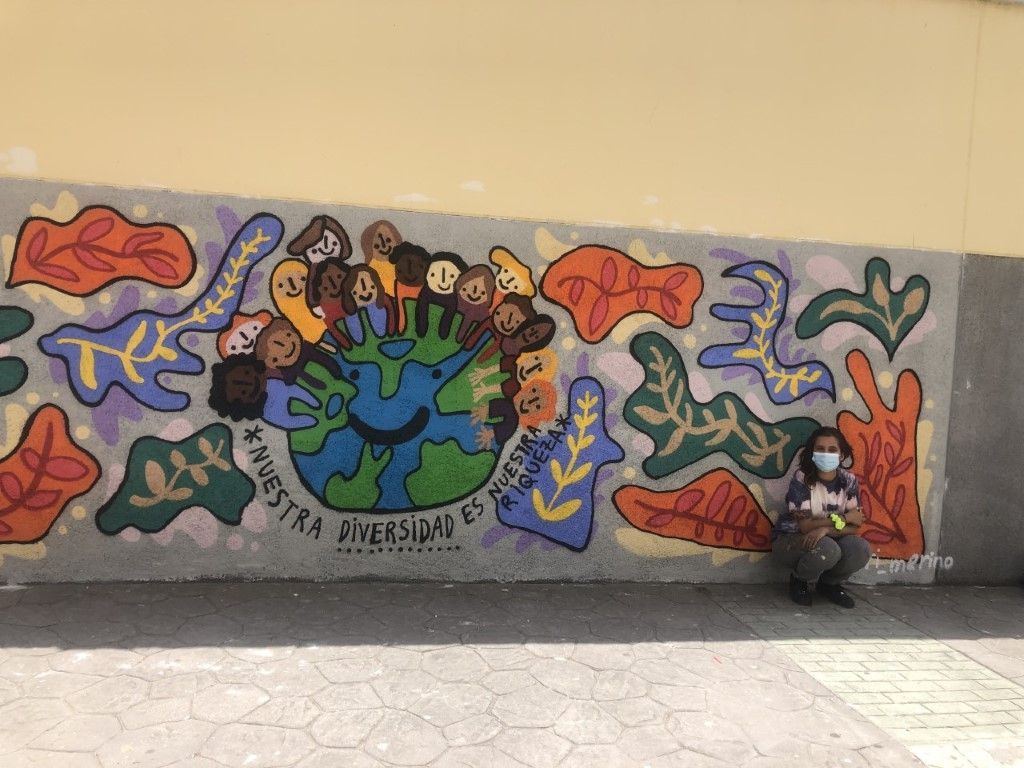 Márgenes y Vínculos llena un muro del Clara Campoamor con los colores de la diversidad