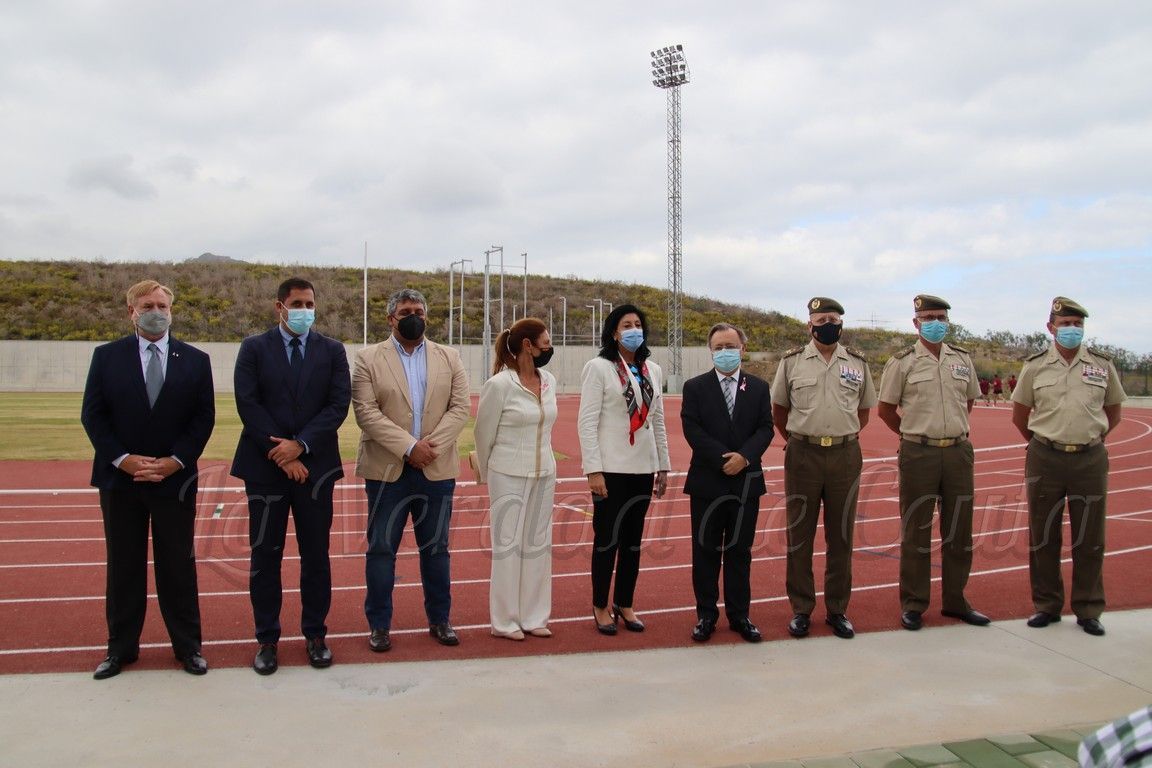 El presidente Vivas y la Secretaria de Estado de Defensa visitan la pista de atletismo