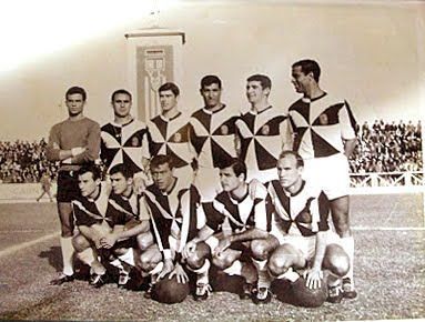 Toto, sujetando el balón. Foto de fuboleriadeceuta.blogspot.com