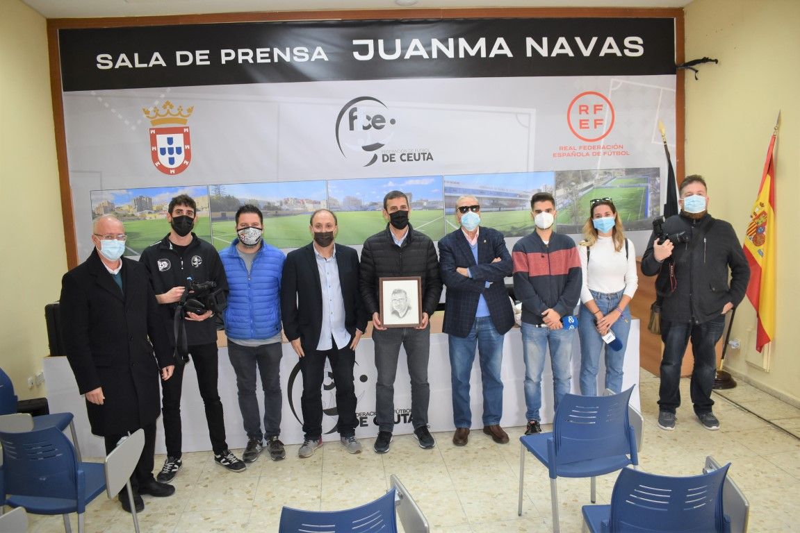 La sala de prensa del Murube es bautizada con el nombre del periodista Juanma Navas
