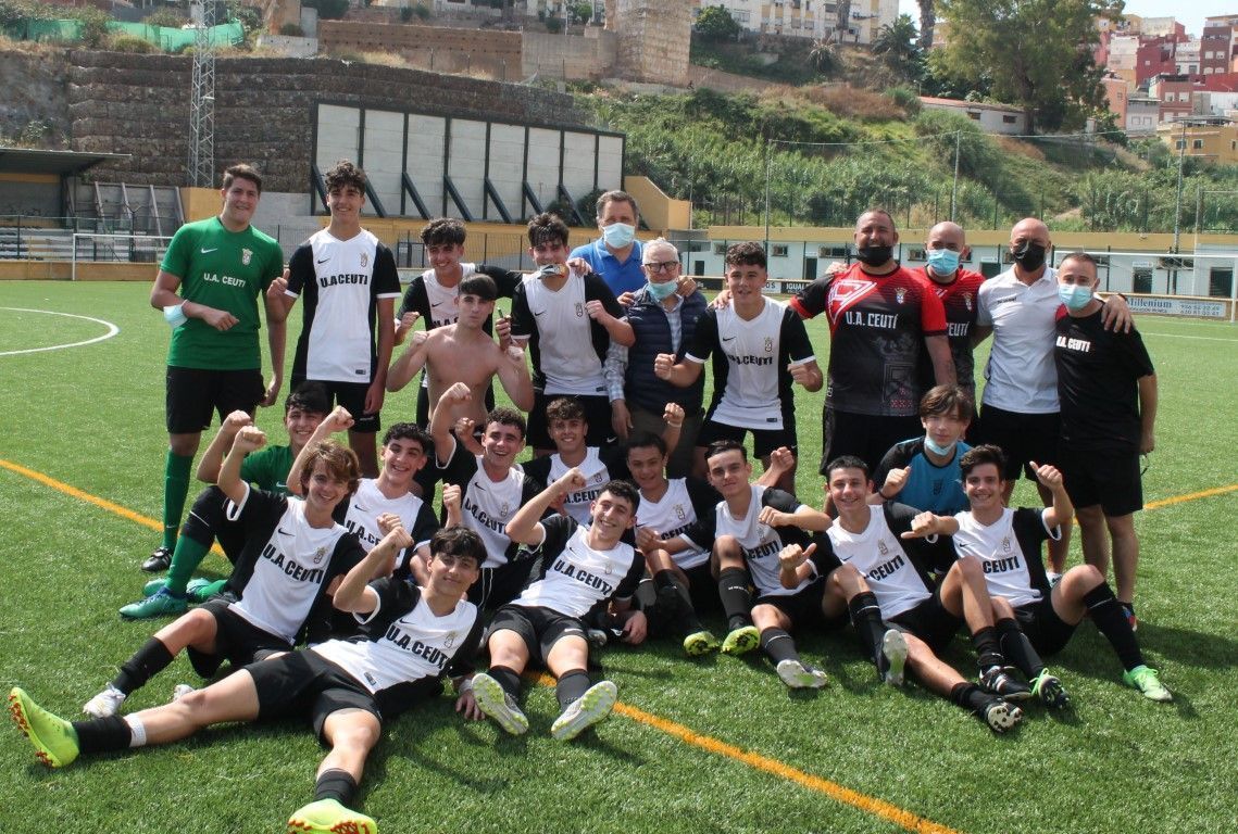 El Deportivo Ceutí ha conseguido este domingo 13 de junio, el título de la Liga Cadete de Fútbol tras imponerse por 5 goles a 0 al Polillas Ceuta en la antepenúltima jornada del campeonato. El cuadro blanquinegro selló el primer puesto de forma matemática, ya que supera a su perseguidor, el Puerto Atlético, en seis puntos y tiene el gol average particular a su favor. El conjunto de Felipe Barrientos encarrilló muy pronto el encuentro con los goles de Samuel y Santaella en los primeros compases (3’ y 17’), y aunque  a partir de ahí se igualó el encuentro, se llegó al descanso con 2-0. Un magnífico arranque de segundo tiempo permitió al Deportivo ampliar la diferencia con el doblete de Abdelnur en apenas un minuto (43’ y 44), para dejar encarrillada la contienda.  El Polillas intentó reaccionar, pero fue nuevamente su rival el que sentenció el partido y el título, con el definitivo 5-0 anotado por Nizhar en el minuto 62. Ficha técnica Deportivo Ceutí (5): Oualid, Javi Benítez, Alejandro, Santaella, Álvaro Barbancho, Abdelnur, Sergio Bermúdez, Samuel, Carlos, Haron y Hassan –equipo titular-. Yeray, Joel, Nizhar, Hugo y Fabián. Polillas Ceuta (0): Ale, Nadir, Nacho, Maher, Hugo, Sudaissy, Tristan, Mario, Antonio, Antonio Darío e Iker –equipo titular-. Jaime, Adam, Carlos, Mohamed Yassin y Óscar.  Árbitros: Juan Manuel García Fuentes, asistido en las bandas por Yamal Ahmed y José Carlos Monaga. Goles: 1-0 (minuto 3): Samuel; 2-0 (minuto 17): Santaella; 3-0 (minuto 43): Abdelnur; 4-0 (minuto 44): Abdelnur); 5-0 (minuto 62): Nizhar. Incidencias: Partido correspondiente a la 16ª jornada de la Liga Cadete de Fútbol disputado en el ‘José Benoliel’.  Información y fotos: Departamento de Comunicación FFCE