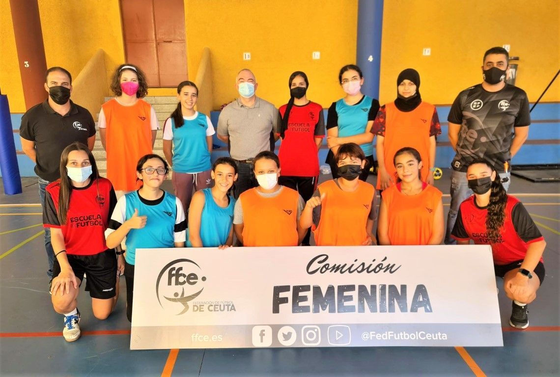 La FFCE pone en marcha la Escuela Femenina de Fútbol Sala en el IES Abyla