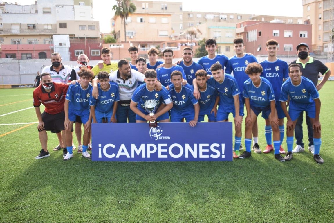 Sporting Ceuta y Sporting Atlético recogen sus trofeos de la Liga Juvenil de Fútbol