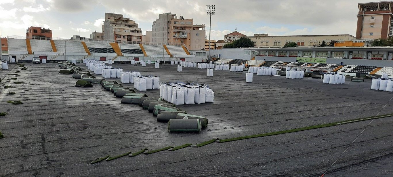 Comienzan las obras de renovación del césped del Alfonso Murube