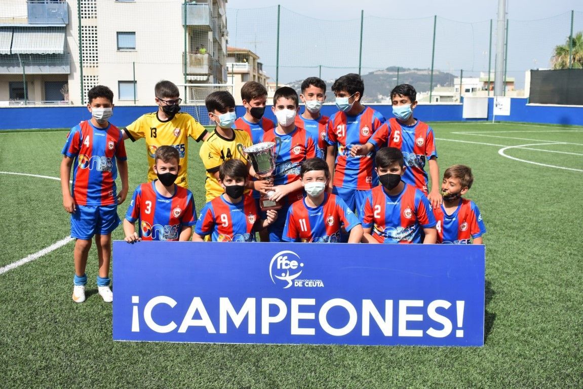 El Puerto logra el título Alevín y recibe la copa de campeón