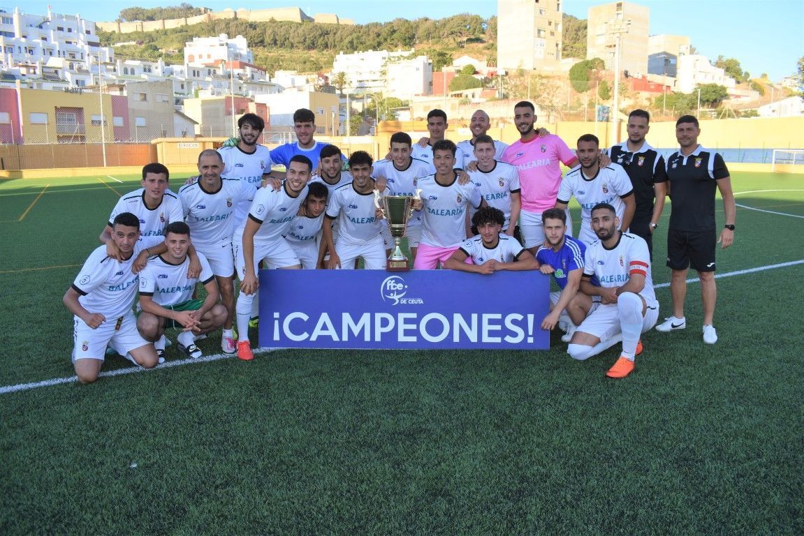 AD Ceuta ‘B’ y Ceuta 6 de Junio recogen sus trofeos de campeón y subcampeón de Regional