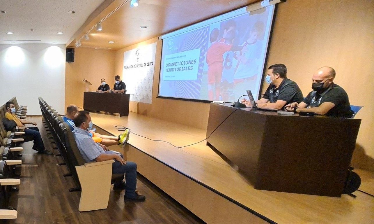 La FFCE se reúne con los equipos de la base para el inicio de las competiciones
