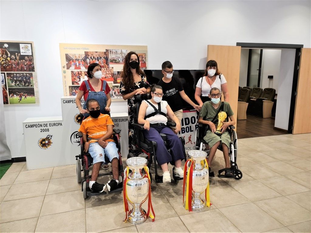 Visita del segundo grupo de la Asociación PROI Ceuta a las instalaciones de la FFCE