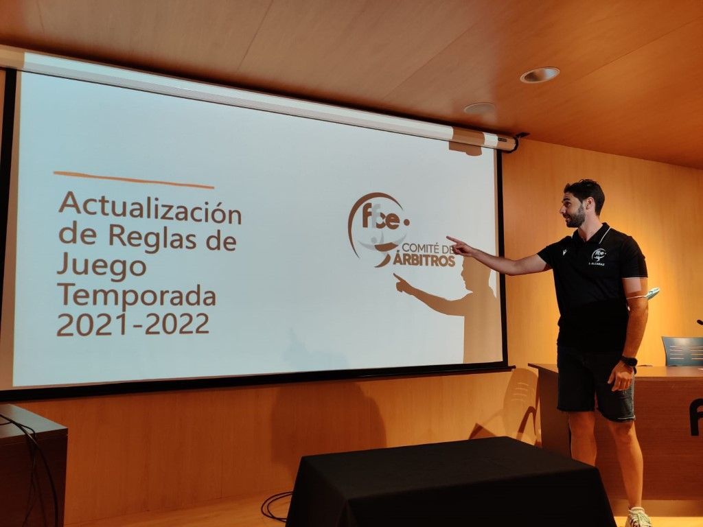 El Comité de Árbitros explica las nuevas normas a la plantilla de la AD Ceuta FC