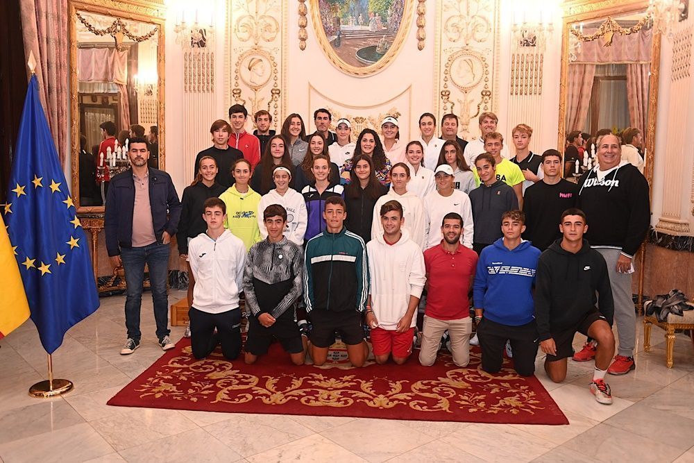 La consejera Miranda recibe a los participantes del Máster Nacional Junior de Tenis
