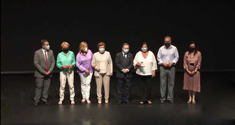 La Ciudad rinde homenaje a 28 maestros y 19 profesores por su jubilación