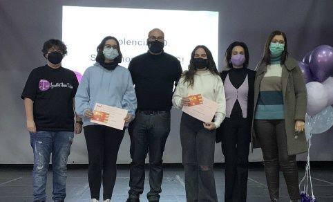 El IES Siete Colinas entrega el premio del concurso de eslóganes del 25N
